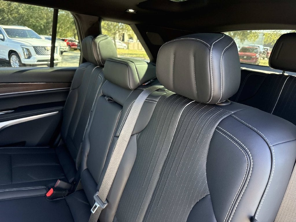 2027 Cadillac VISTIQ Luxury - Photo 14