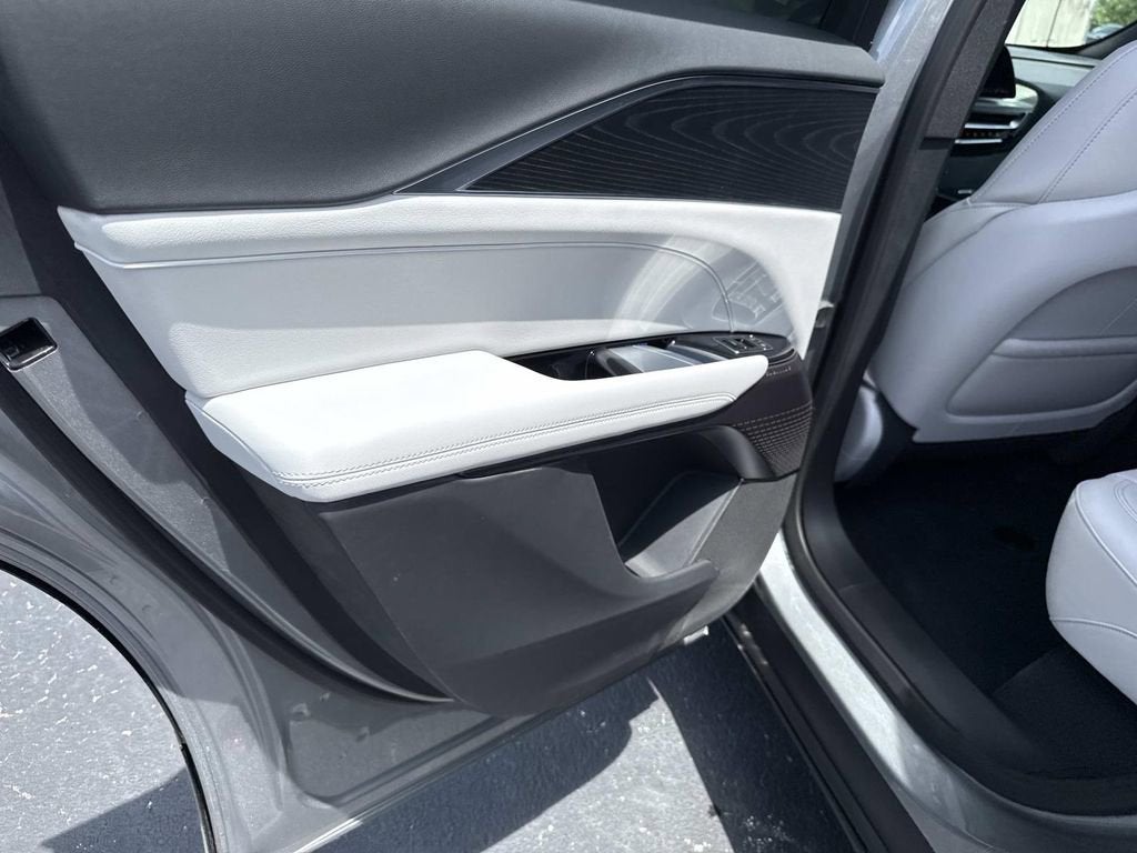 2025 Cadillac LYRIQ Luxury 1