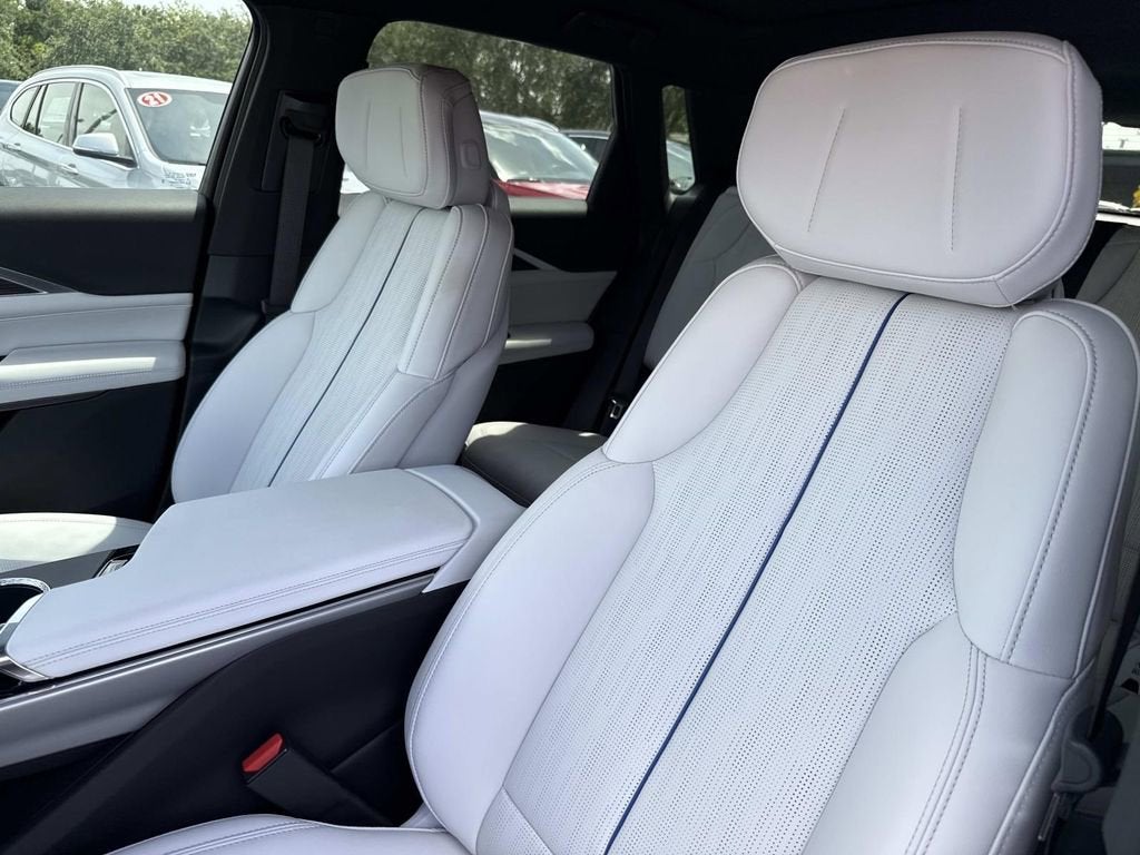 2025 Cadillac LYRIQ Luxury 1