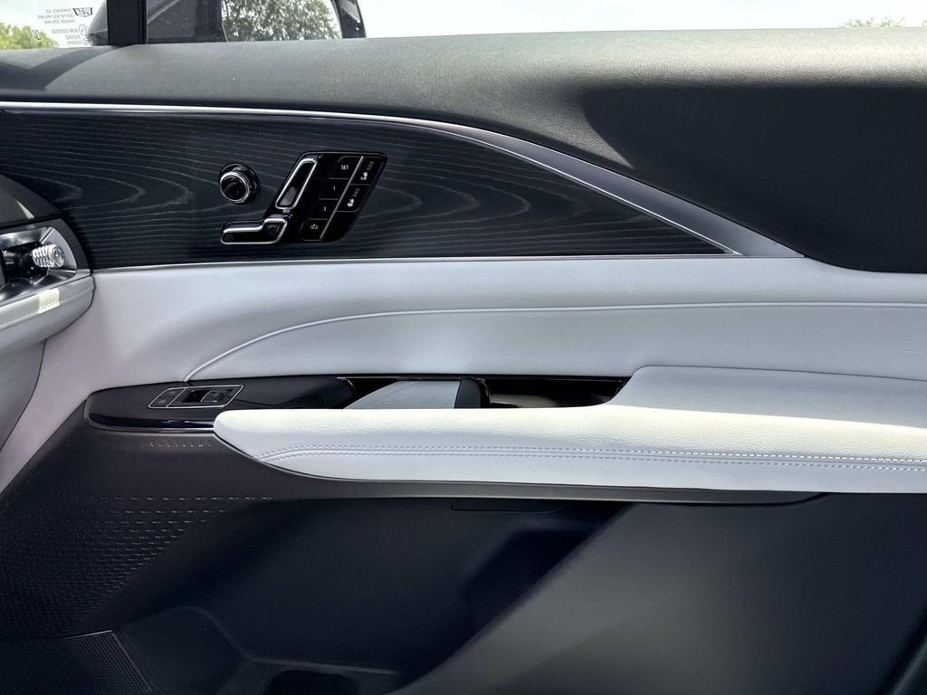 2025 Cadillac LYRIQ Luxury 1