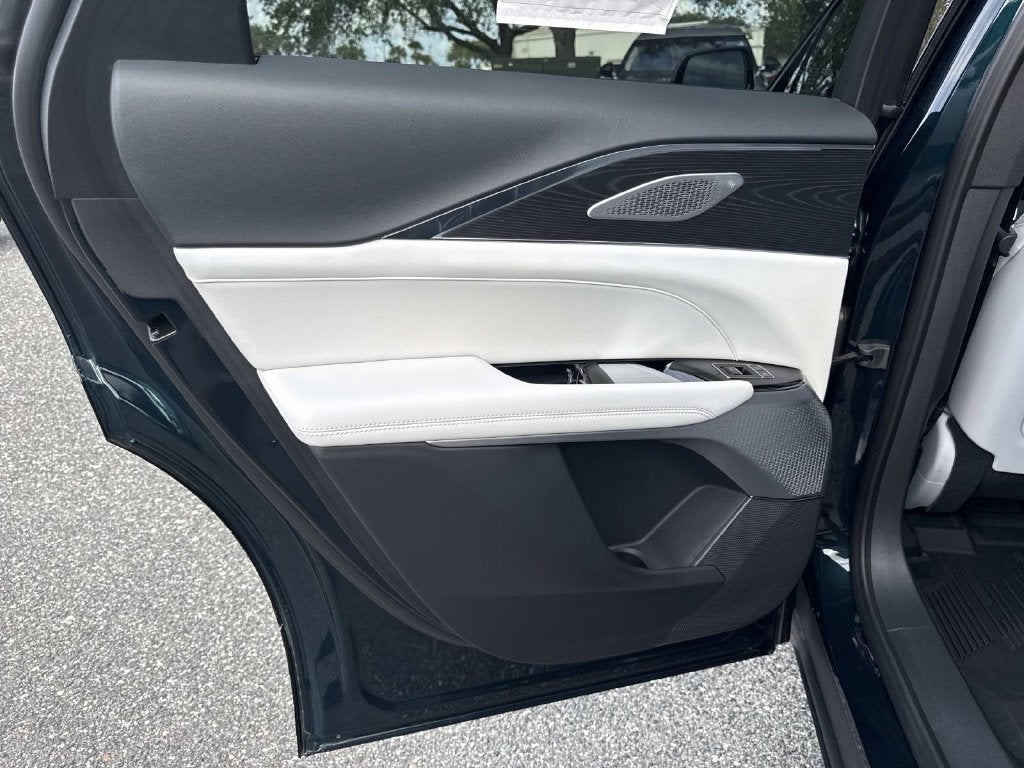 2024 Cadillac LYRIQ Luxury 2