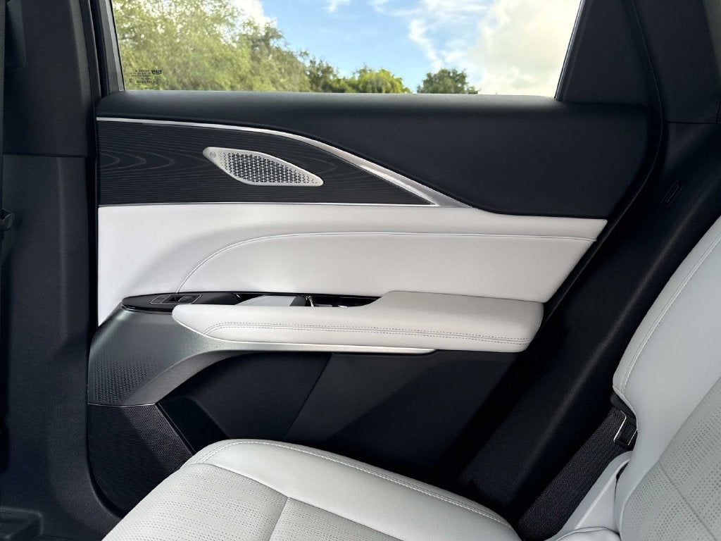 2024 Cadillac LYRIQ Luxury 2