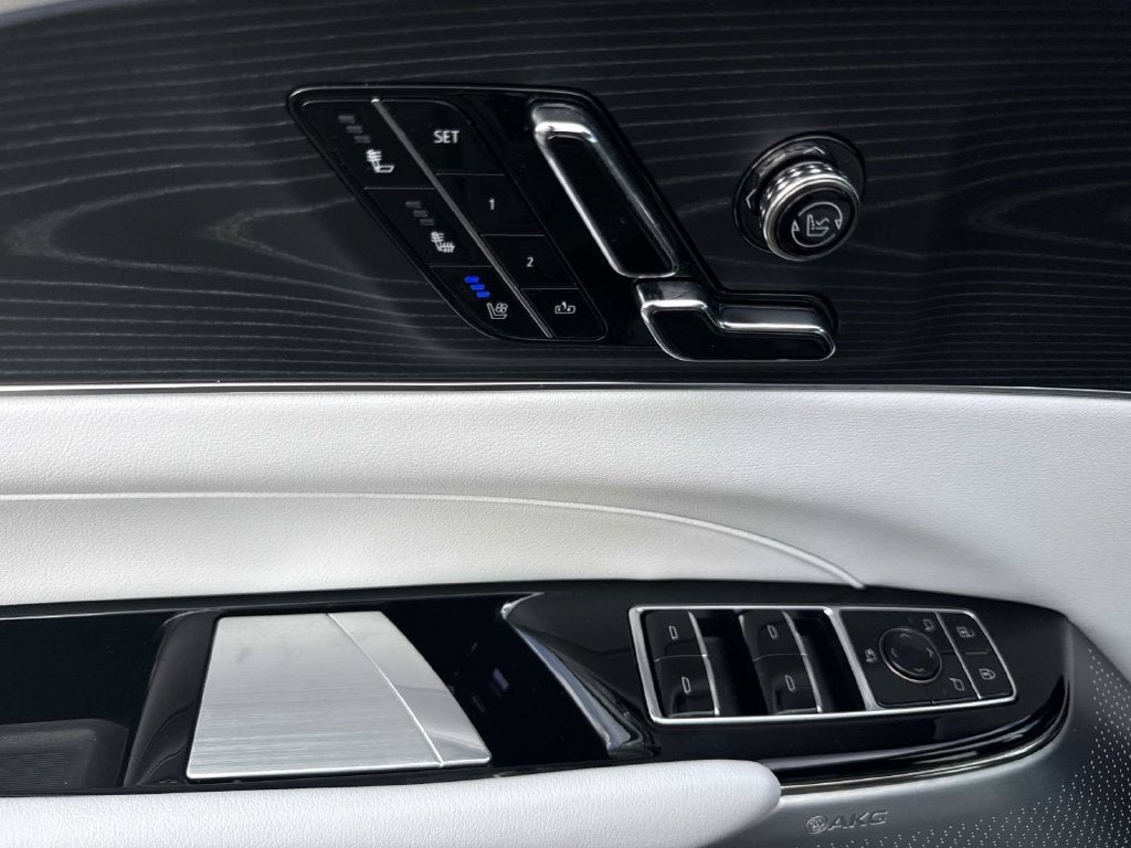 2024 Cadillac LYRIQ Luxury 2
