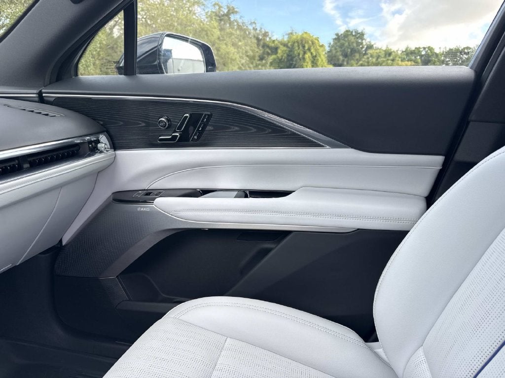 2024 Cadillac LYRIQ Luxury 2