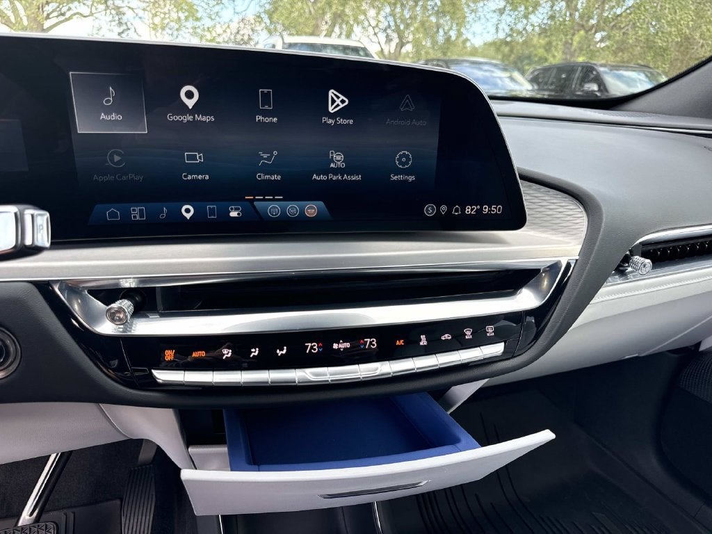 2024 Cadillac LYRIQ Luxury 2