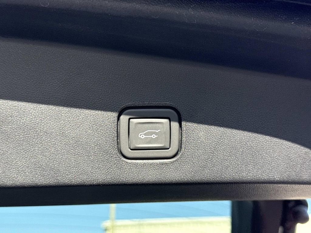 2024 Cadillac LYRIQ Luxury 2