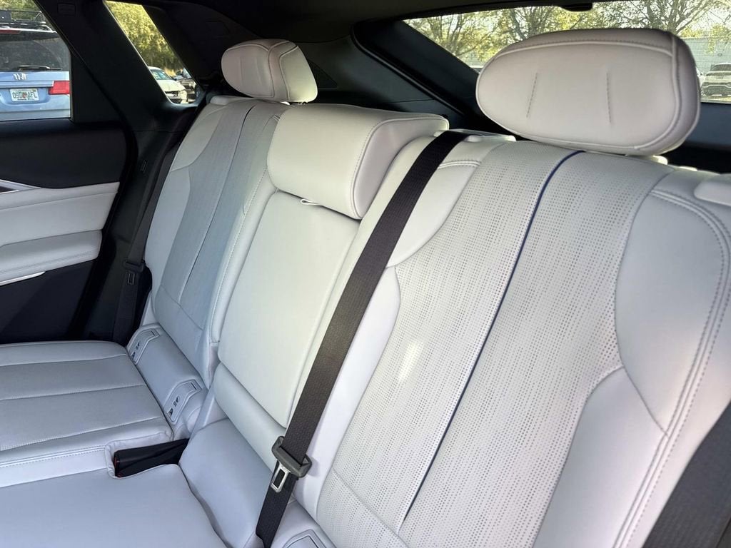 2024 Cadillac LYRIQ Luxury 2