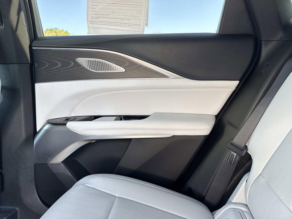 2024 Cadillac LYRIQ Luxury 2