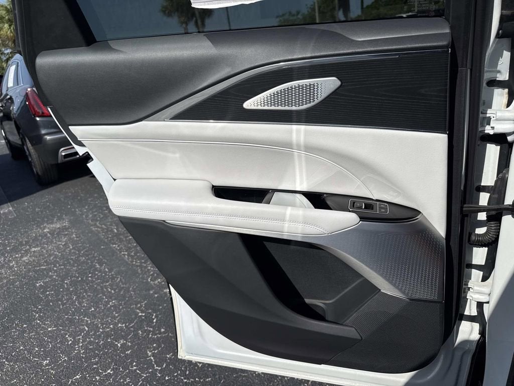 2024 Cadillac LYRIQ Luxury 2