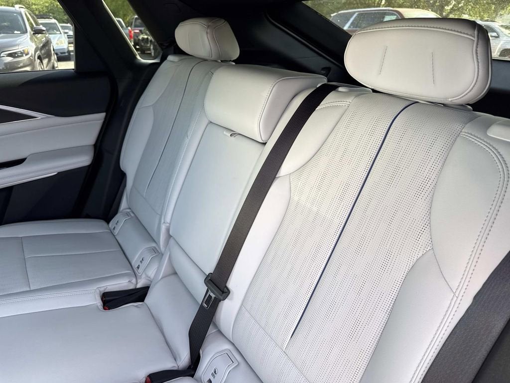 2024 Cadillac LYRIQ Luxury 2