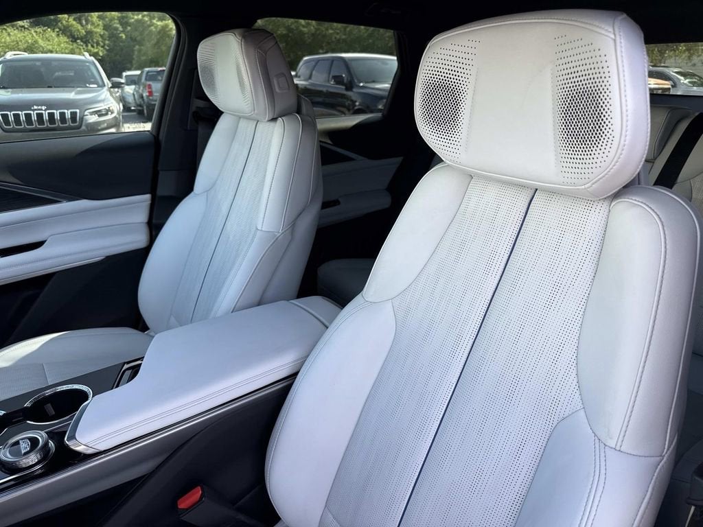 2024 Cadillac LYRIQ Luxury 2