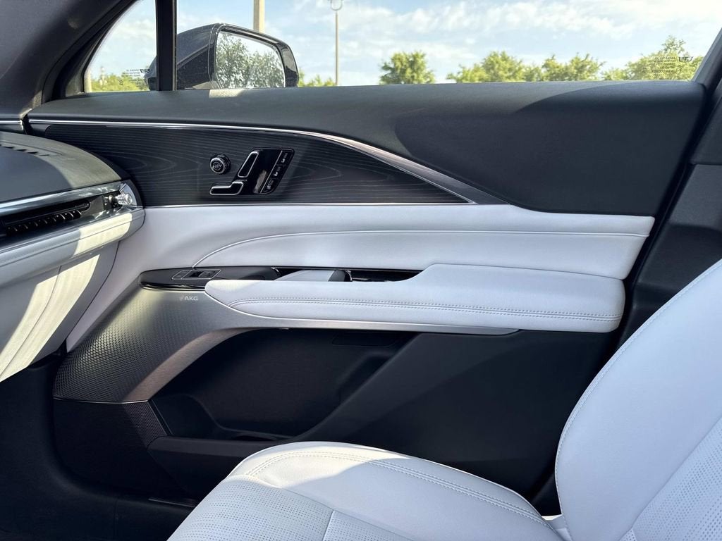 2024 Cadillac LYRIQ Luxury 2
