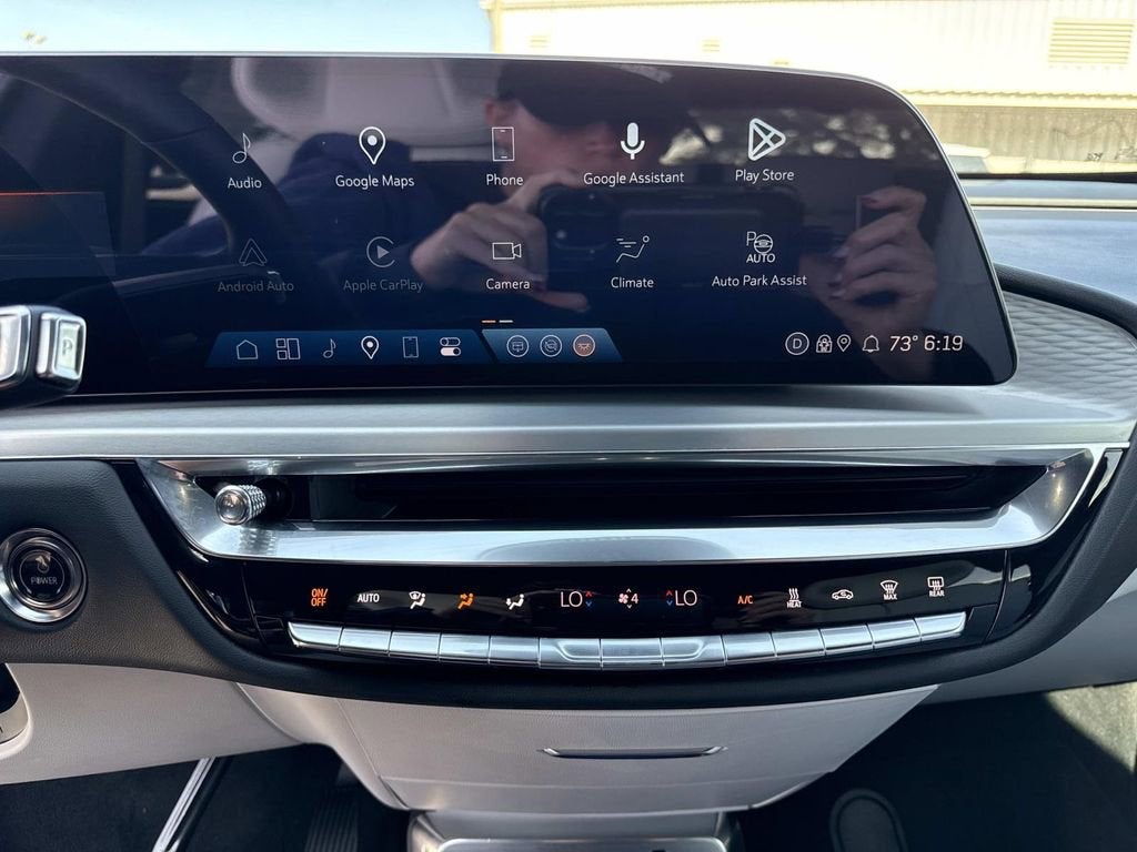 2024 Cadillac LYRIQ Luxury 2