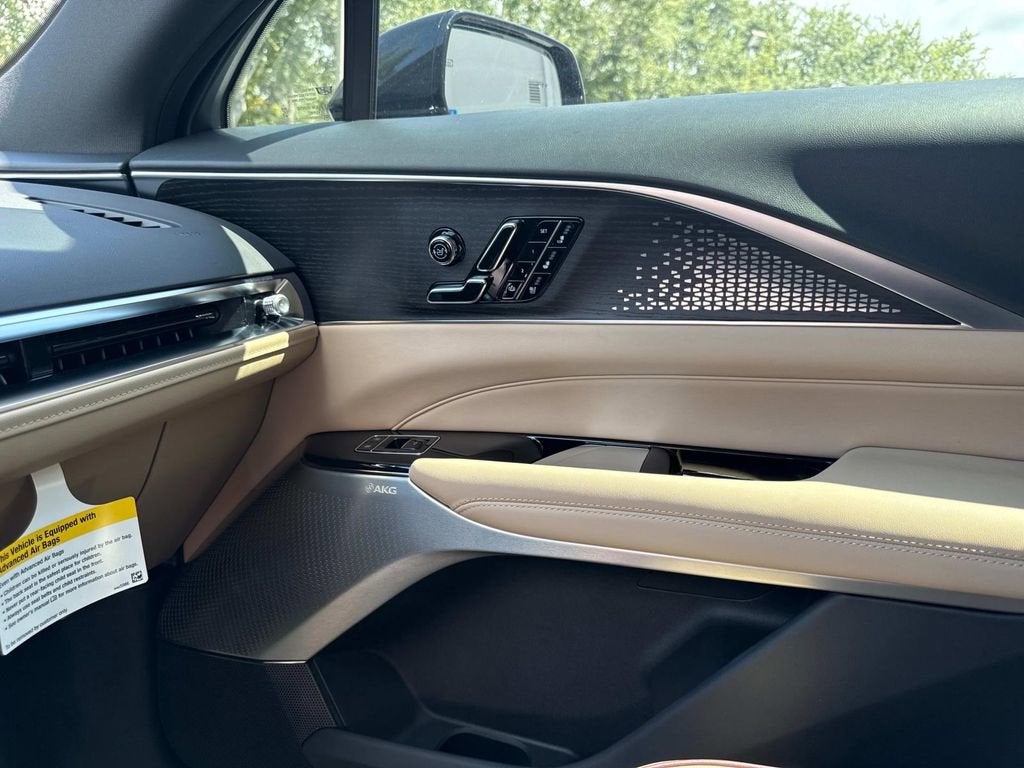 2025 Cadillac LYRIQ Sport 3