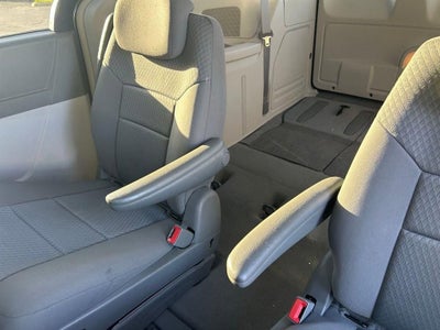 2010 Chrysler Town & Country LX