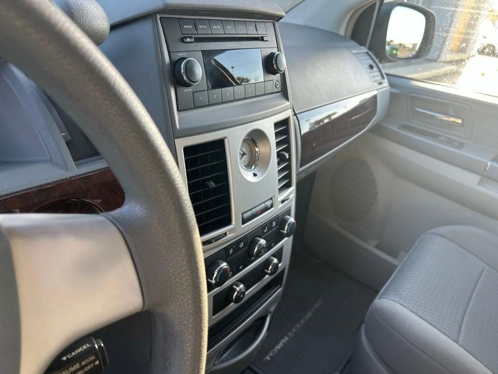 2010 Chrysler Town & Country LX