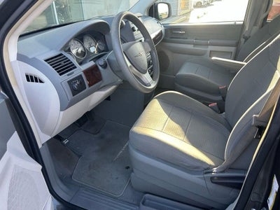 2010 Chrysler Town & Country LX