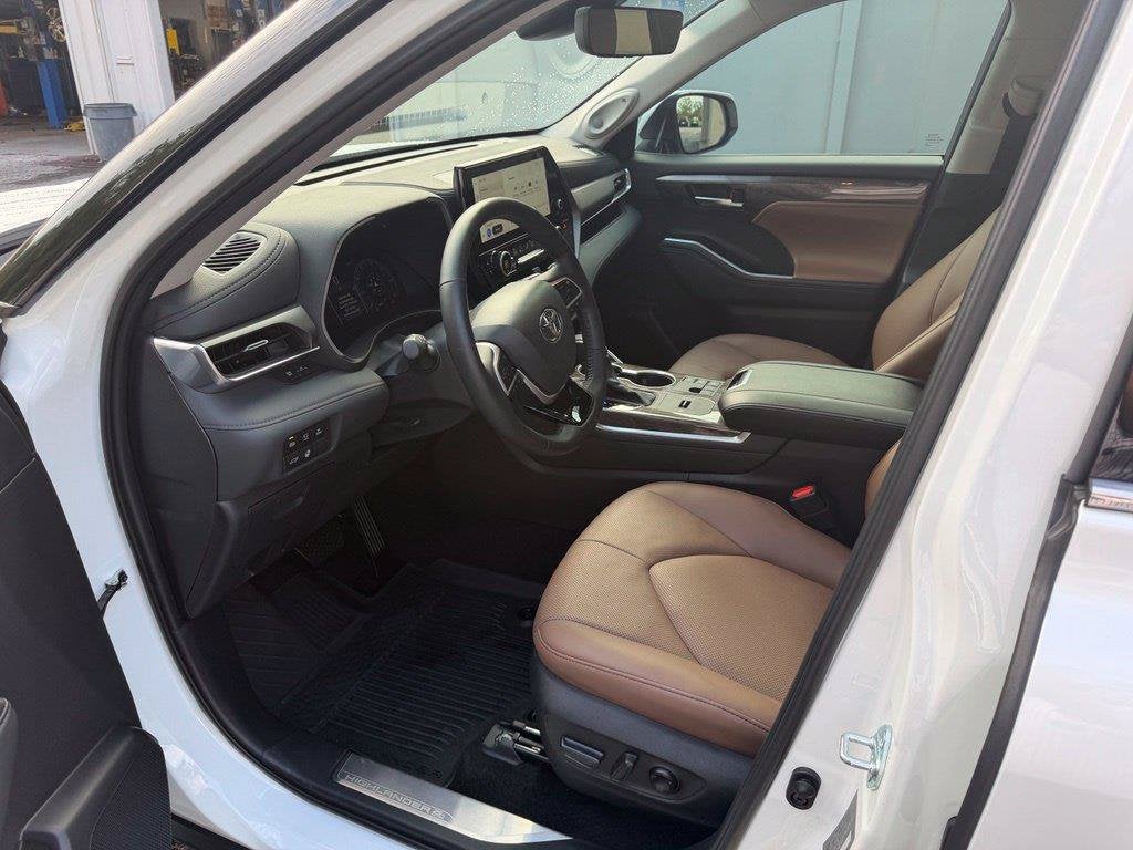 2025 Toyota Highlander Hybrid XLE