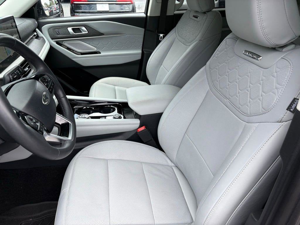 2025 Ford Explorer Platinum