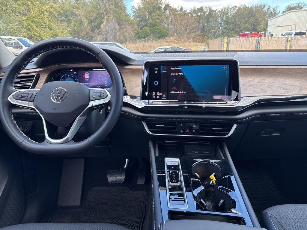 2025 Volkswagen Atlas 2.0T SE with Technology