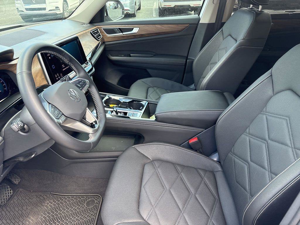 2025 Volkswagen Atlas 2.0T SE with Technology