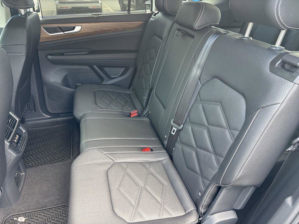 2025 Volkswagen Atlas 2.0T SE with Technology