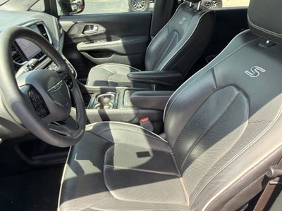 2024 Chrysler Pacifica Hybrid Premium S Appearance Pkg