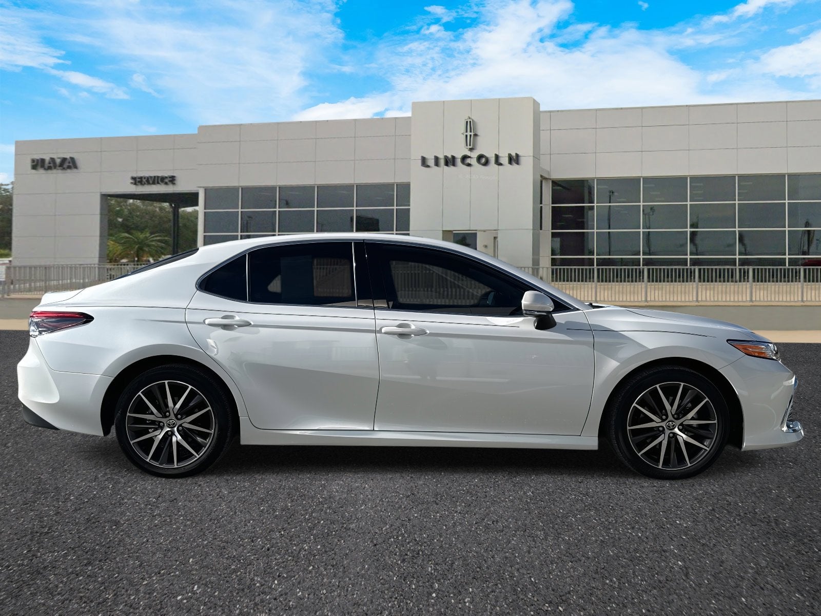 2022 Toyota Camry Hybrid XLE