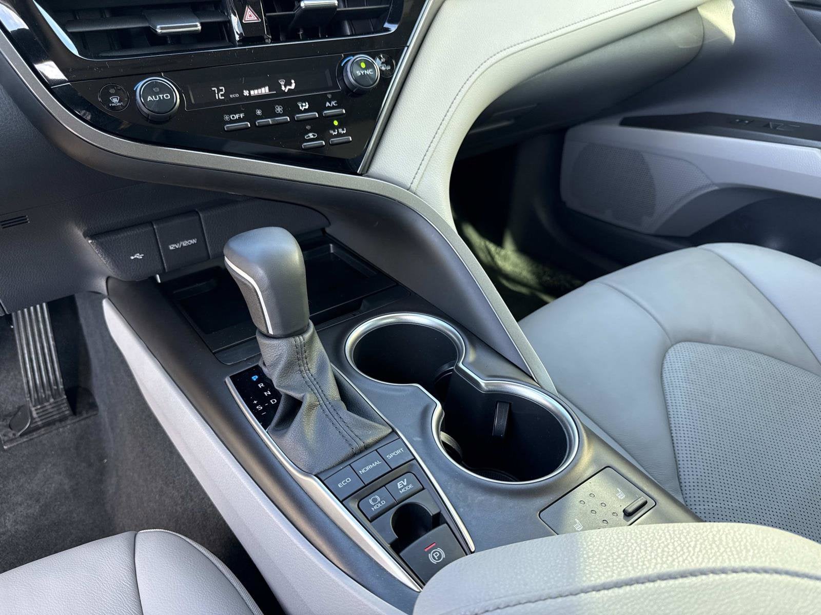 2022 Toyota Camry Hybrid XLE