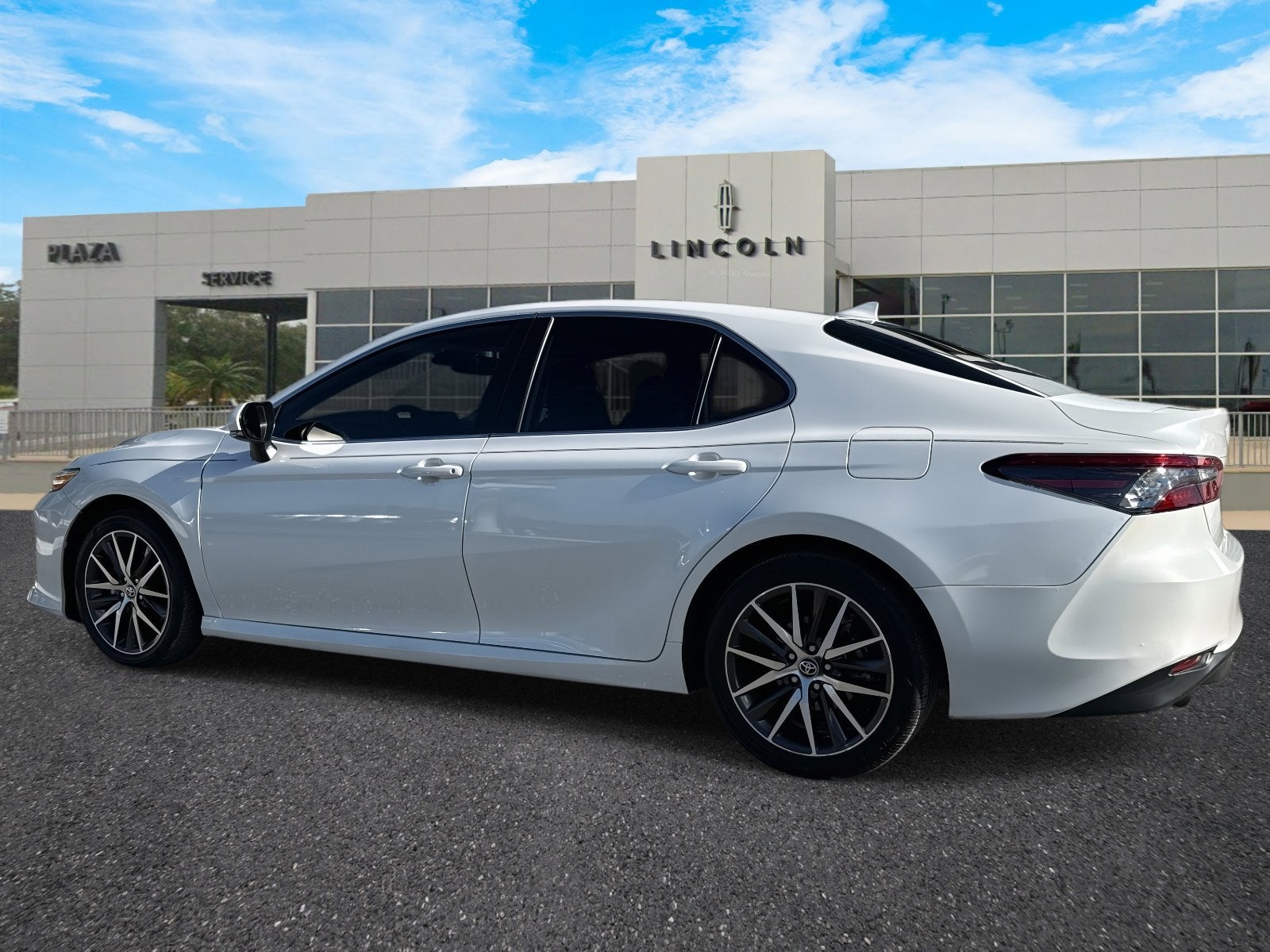2022 Toyota Camry Hybrid XLE