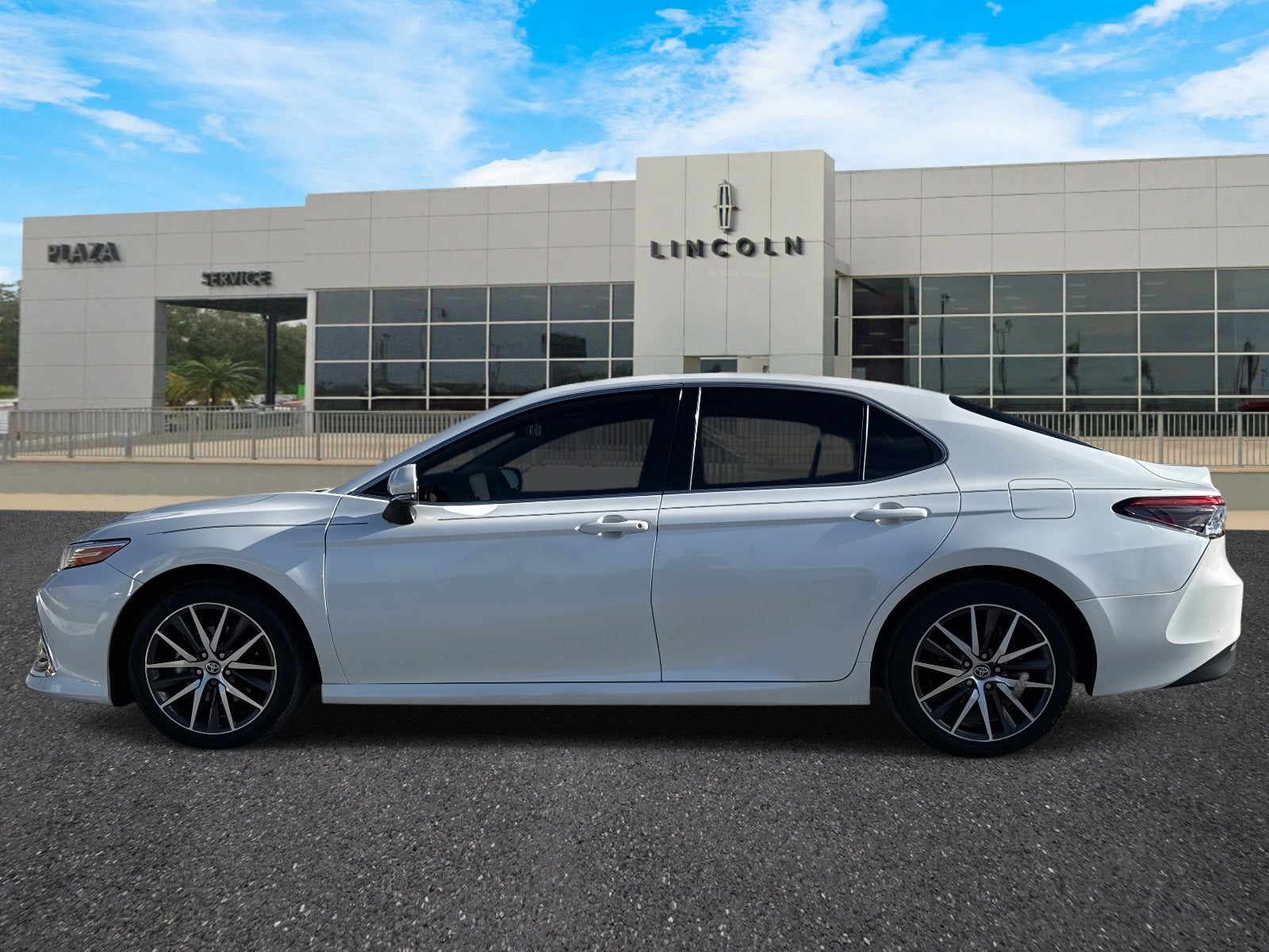 2022 Toyota Camry Hybrid XLE